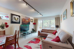 Gorgeous 2 bed flat with parking and garden